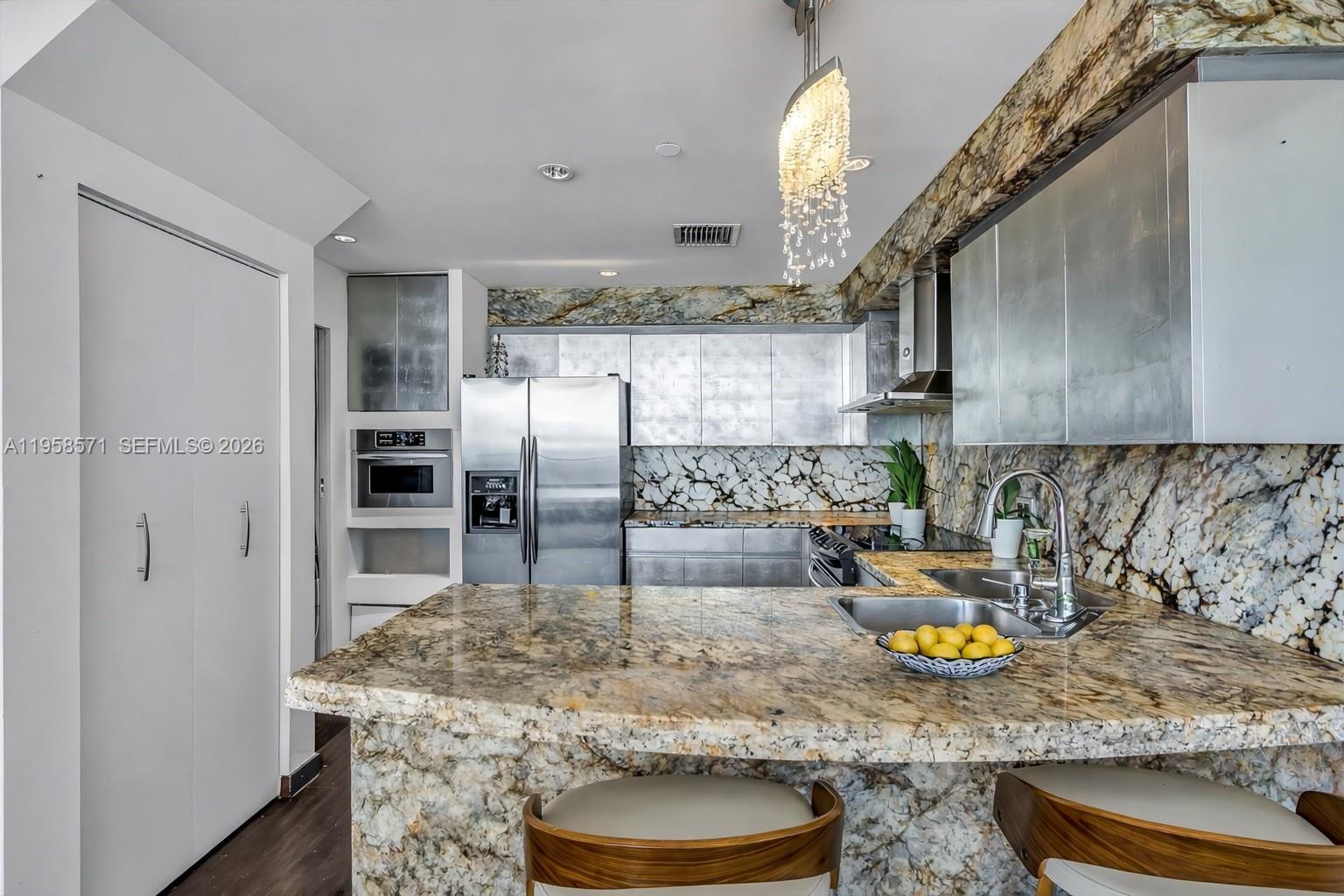 Building Photo - 1000 Venetian Way