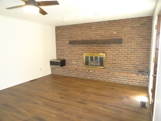 Building Photo - 1122 W Cypress St