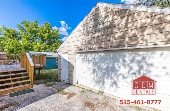 Building Photo - Cozy DSM Home near Merle Hay