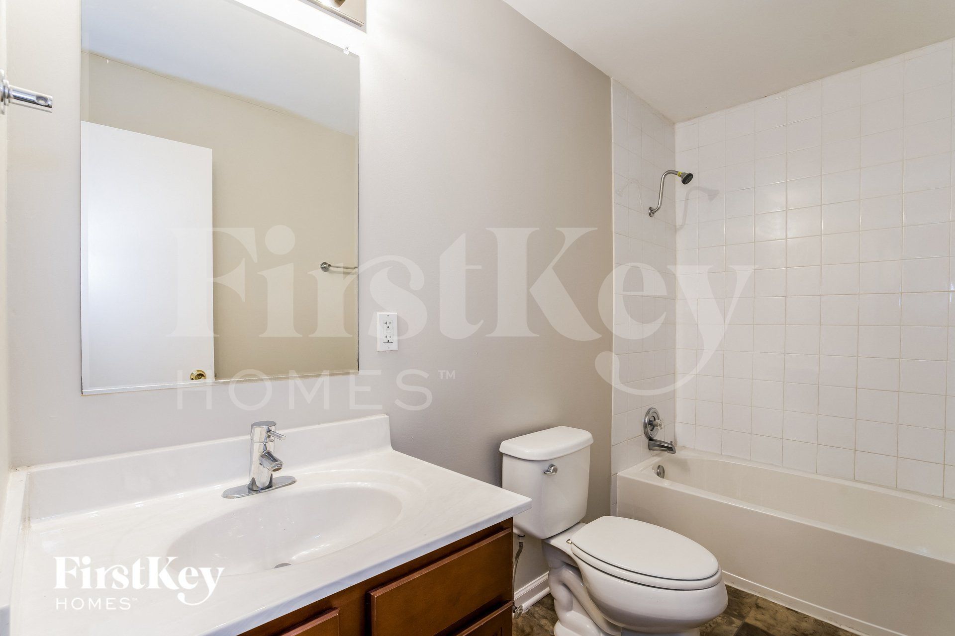 Building Photo - 104 E Oak St