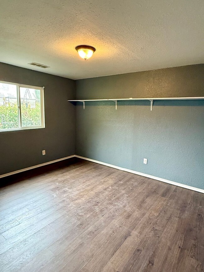 Building Photo - Beautiful 3 bedroom 2 bath house!