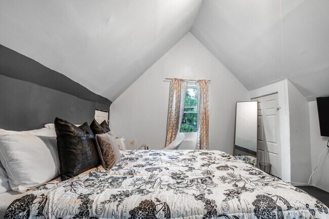 Building Photo - 5 Gordon Pl