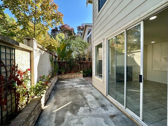 Building Photo - 39836 Potrero Dr