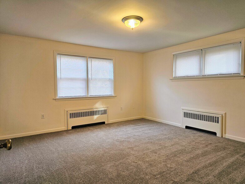 Building Photo - 292 W Main St