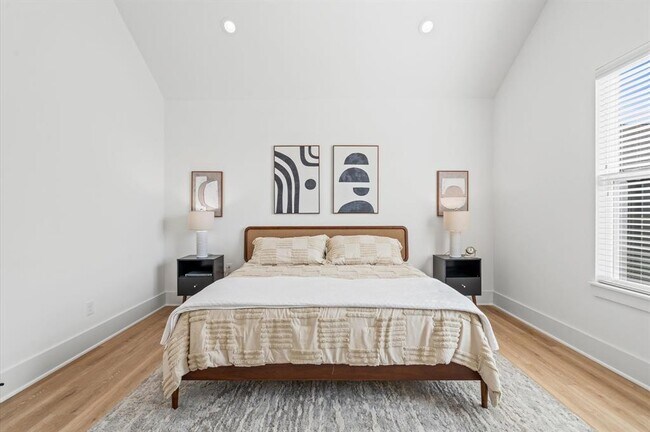 Building Photo - 5217 Pine Tree Dr