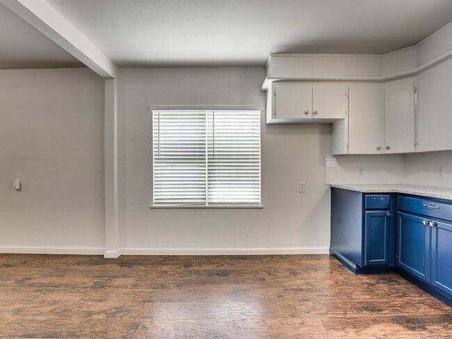 Building Photo - 4 bedroom 2 bath home in Shawnee!