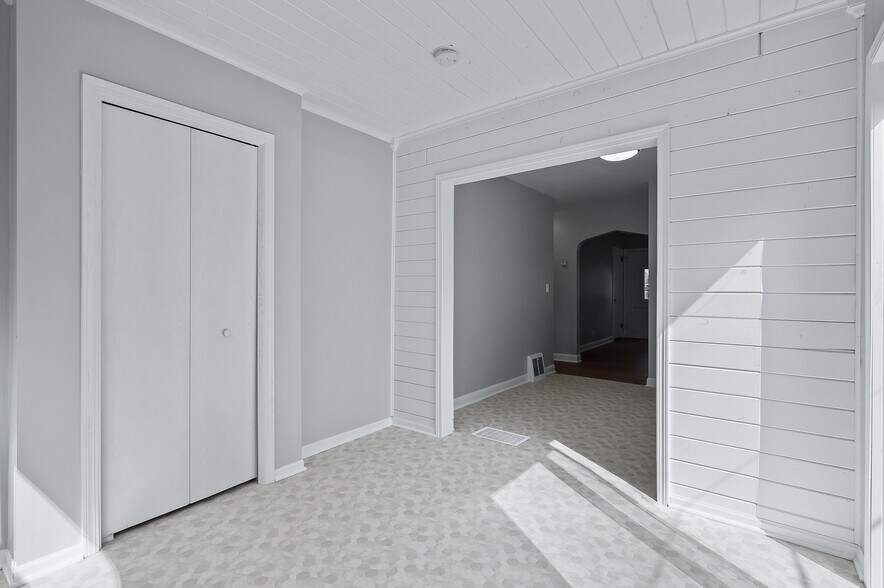 Building Photo - 6107 Bryant Ave N