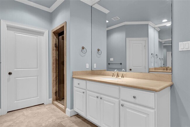 Building Photo - 4631 Regent Manor Dr