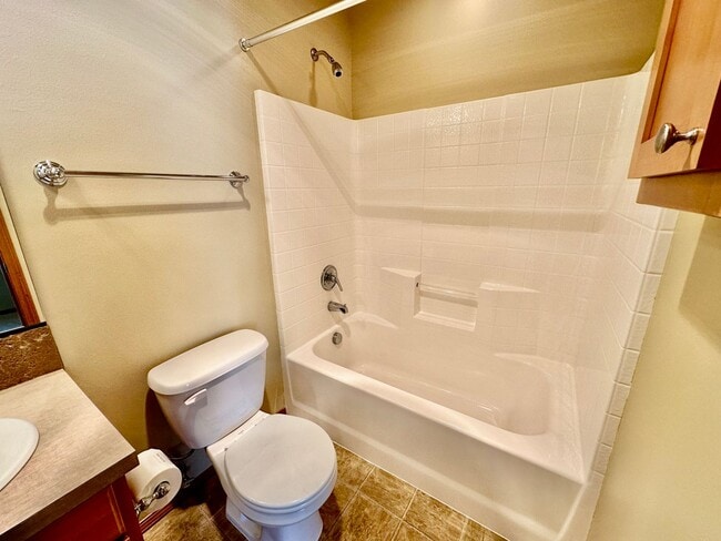 Building Photo - Spacious 2 Bedroom Sagebrook Townhome