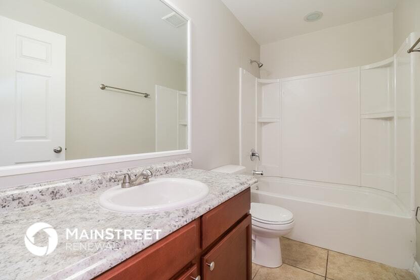 Building Photo - 719 Center Lake St