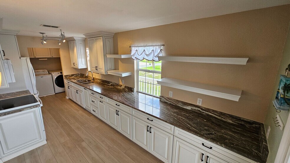 Building Photo - 3340 Oleander Dr