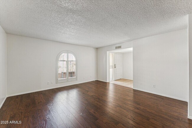 Building Photo - 516 N Hobson Plaza