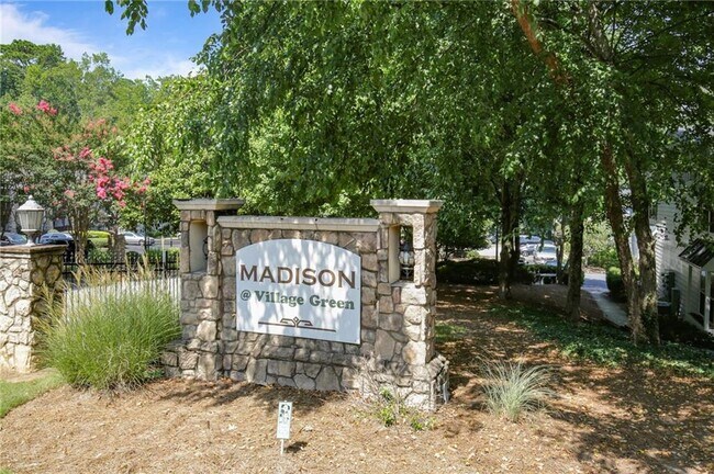 Building Photo - 1002 Madison Ln S E