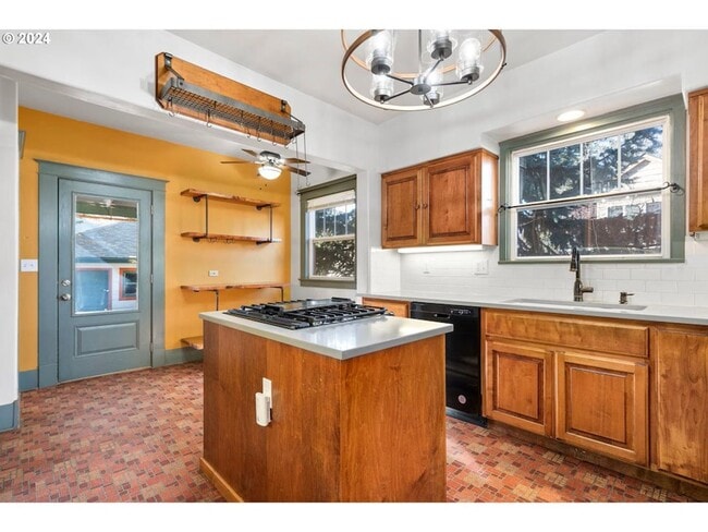 Building Photo - Gorgeous Upscale 4 bed 2 bath