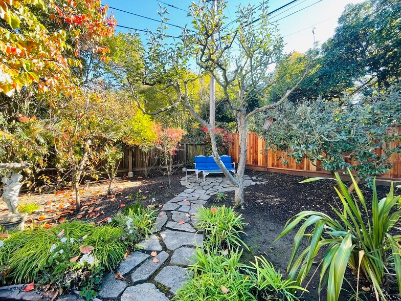 Building Photo - 200 Iris Way