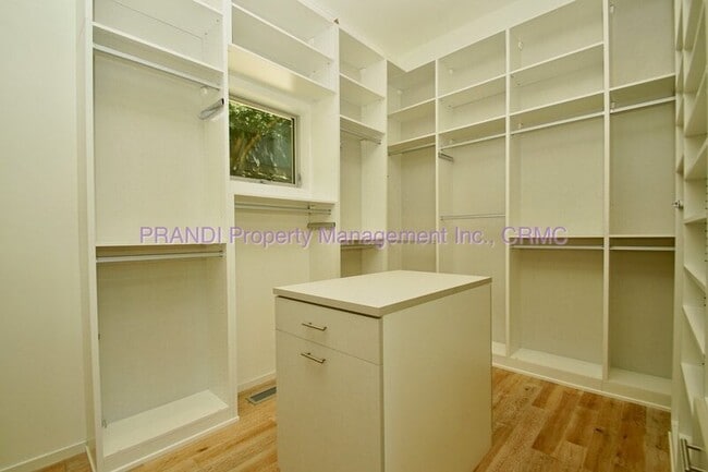 Building Photo - 19 Toyon Ln