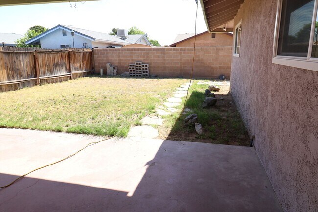 Building Photo - 112 Rawhide Ln