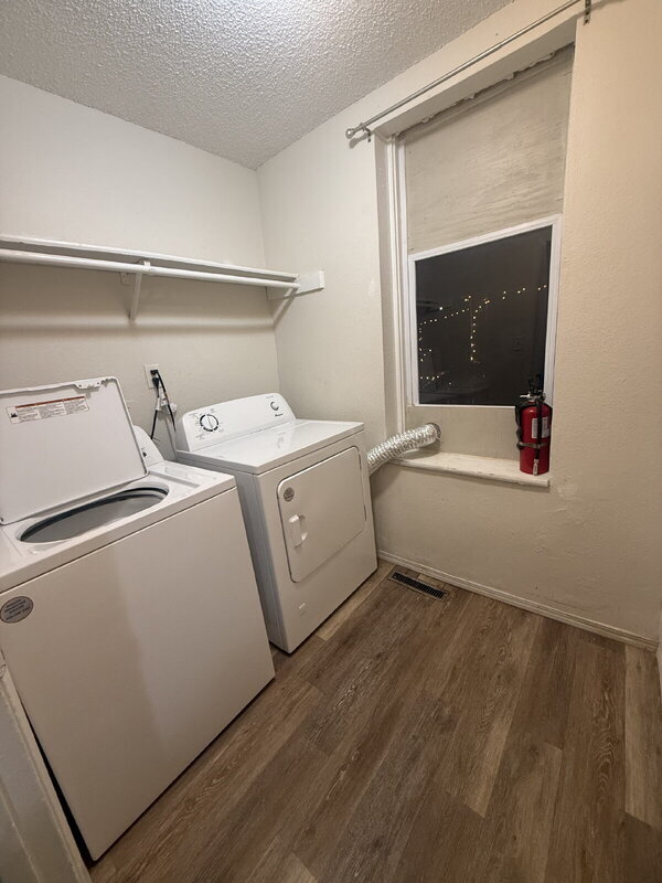 Building Photo - 1513 Des Moines St