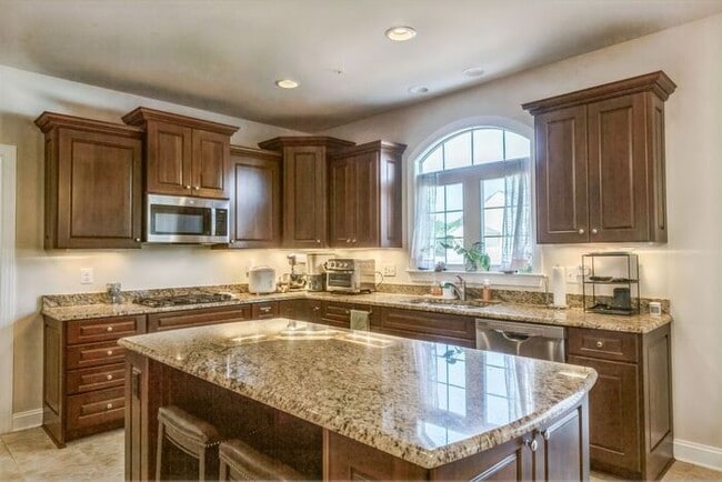 Building Photo - 46820 Shelton Dr