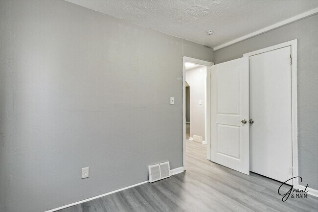 Building Photo - 3 bedroom bungalow - $1325