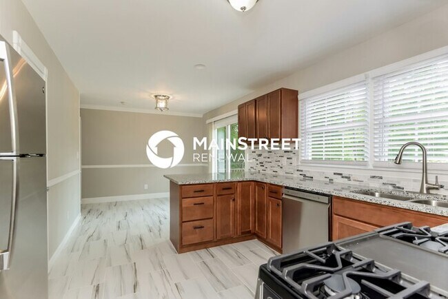Building Photo - 4 Bedroom Pet-Friendly Home in CHARLOTTE, NC with Main Street Renewal