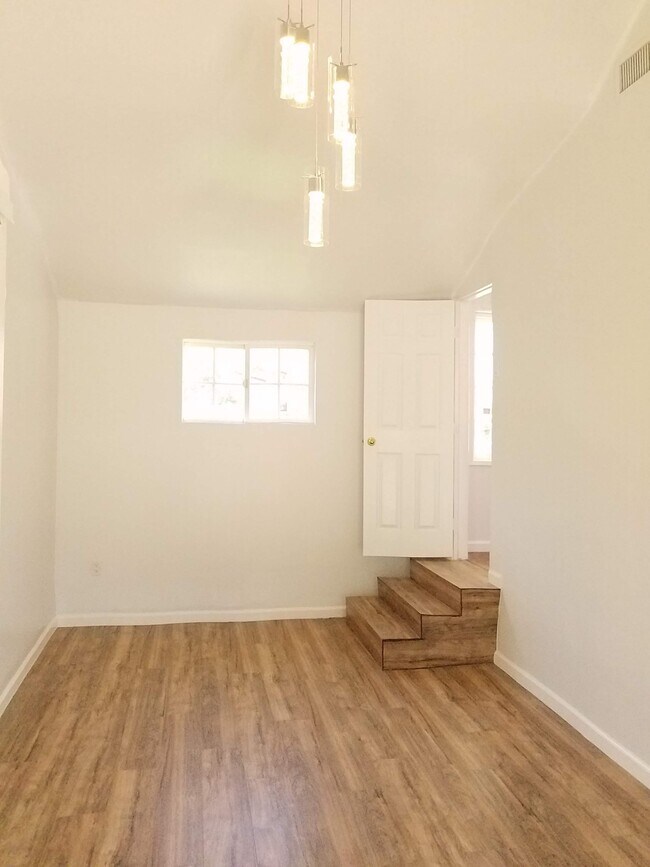 Building Photo - 6000 Lindley Ave