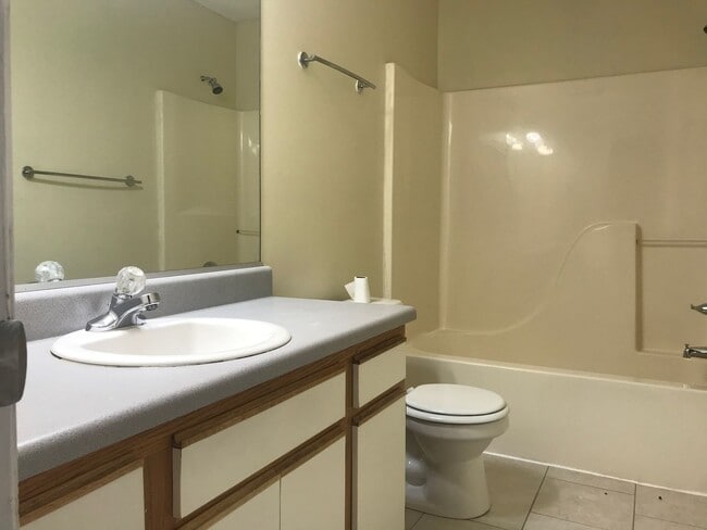 Building Photo - End Unit Townhouse in Virginia Beach