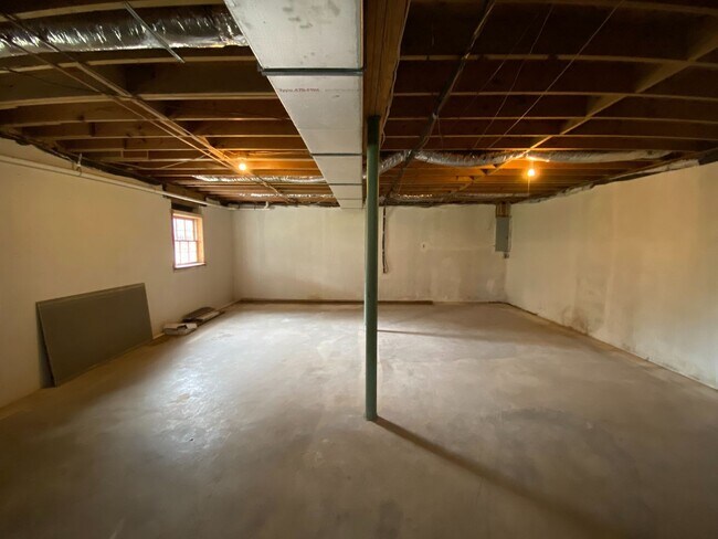 Building Photo - 221 Ridgewood Dr
