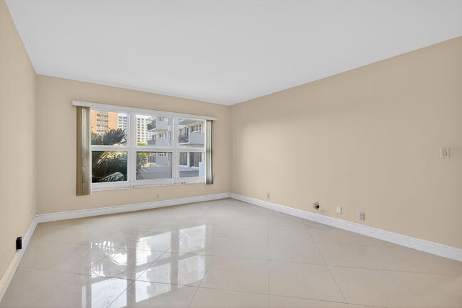 Building Photo - 405 N Ocean Blvd