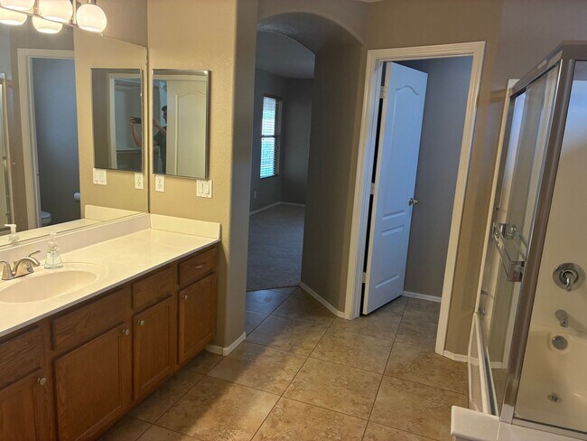 Building Photo - **BEAUTIFUL 3BEDROOM/2BATHROOM HOME LOCATE...