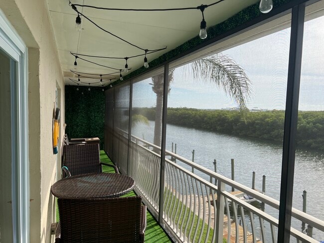 Large screened in balcony - 8815 Bay Pointe Dr