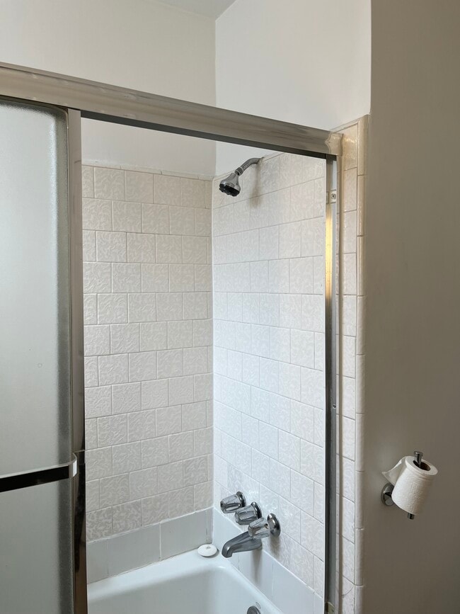 shower - 4549 Vista del Monte Ave