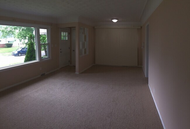 Building Photo - Charming ranch in wonderful neighborhood