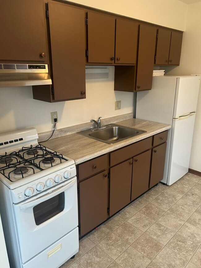 Building Photo - 10621 W Lincoln Ave