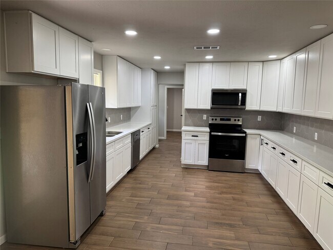 Building Photo - 1413 Forehand St