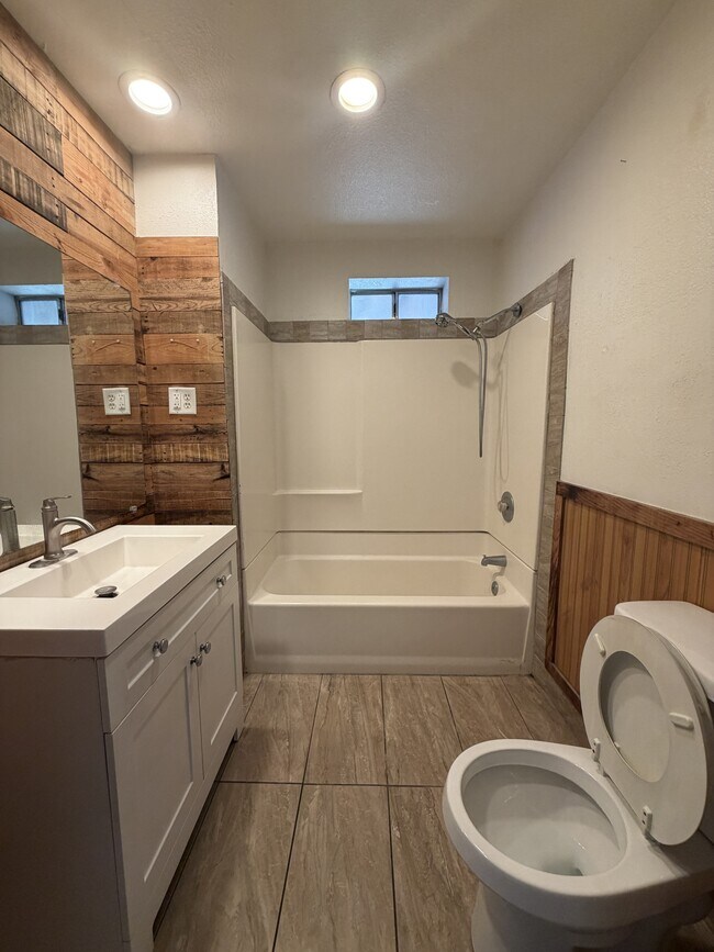 Building Photo - 720 Badgley Dr