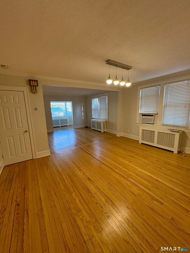 Building Photo - 124 Pemberwick Rd