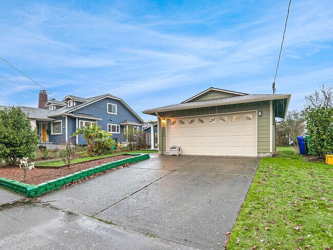 Building Photo - Coming soon! Remodeled 3-bdr/2-bath Overlook ranch w/ fireplace, excellent location