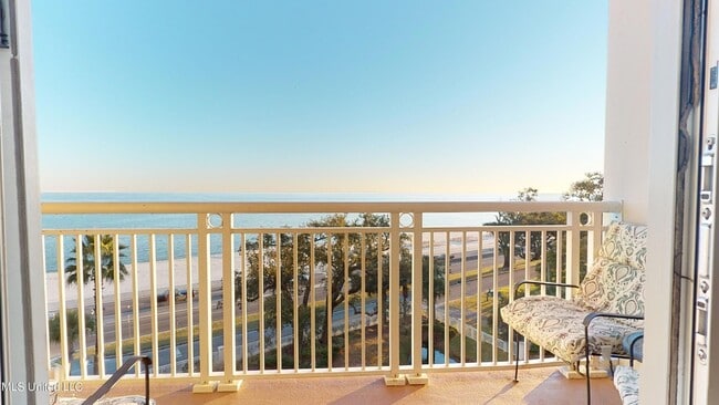 Building Photo - 2228 Beach Dr
