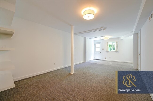 Building Photo - 33 Ford St