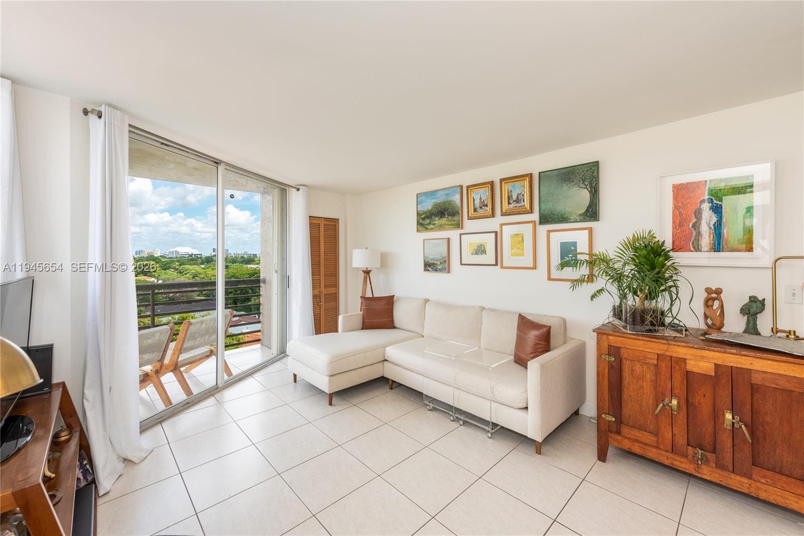 Building Photo - 1420 Brickell Bay Dr