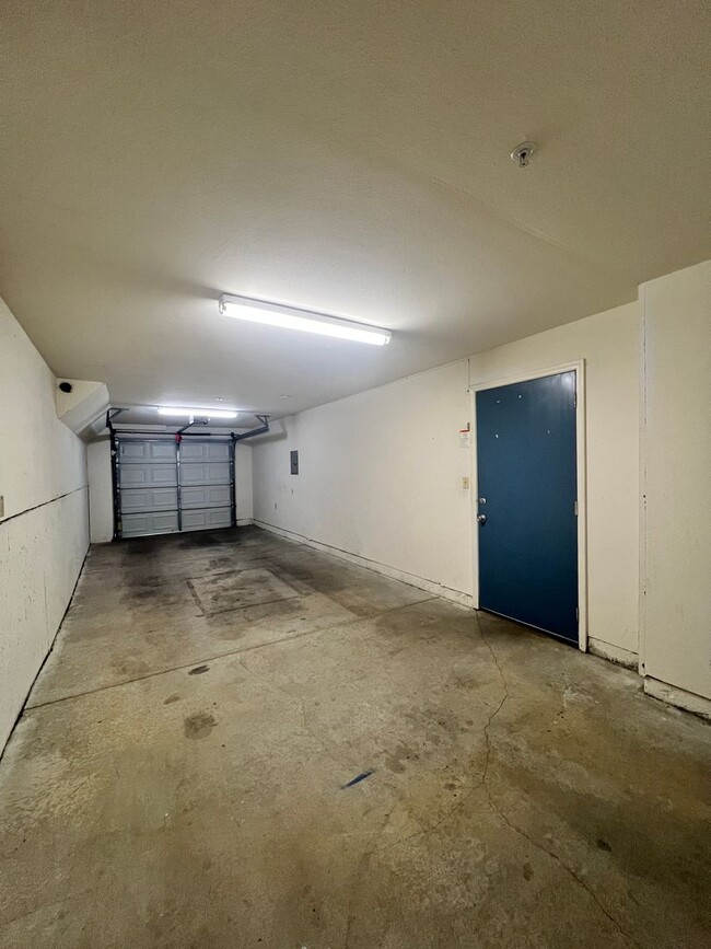 Building Photo - AVAILABLE NOW - CENTRALLY LOCATED NAPA TOW...