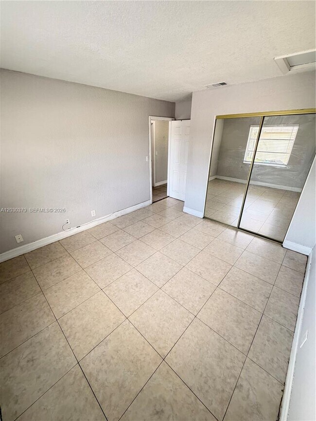 Building Photo - 412 Lakeside Dr