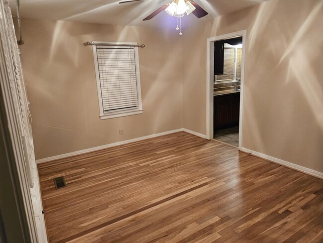 Building Photo - 2832 Clyburne St