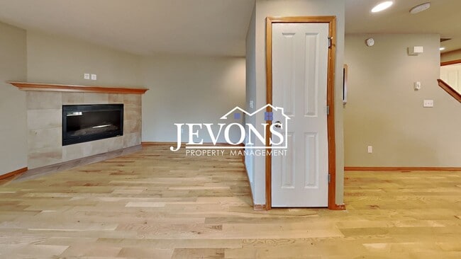 Building Photo - Charming two-story condo with two master s...