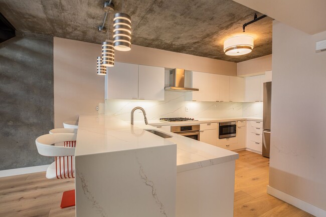 Building Photo - Little Italy, Loft Style 2bed 2bath 2 park...