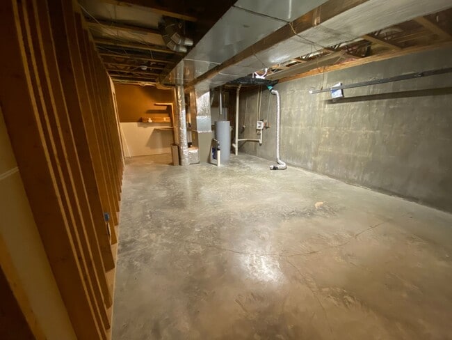 Building Photo - Large 4 Bed /  2 Bath Home
