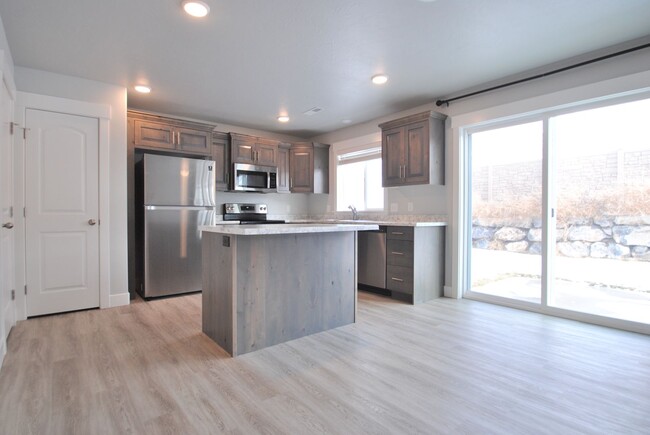 Building Photo - 556 N 275 E