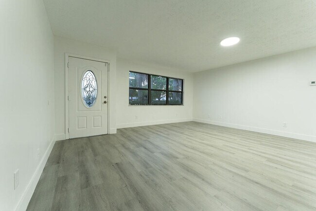 Building Photo - 1181 SW Sarto Ln