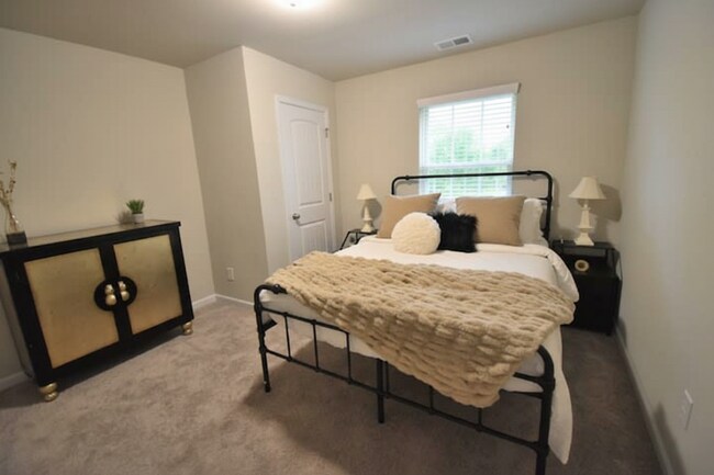 Building Photo - 281 Turtle Creek Dr